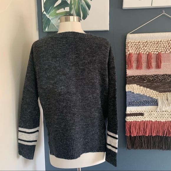 - REVOLVE Heartloom slit neck Varsity‎ Pullover. S - Picture 3 of 11